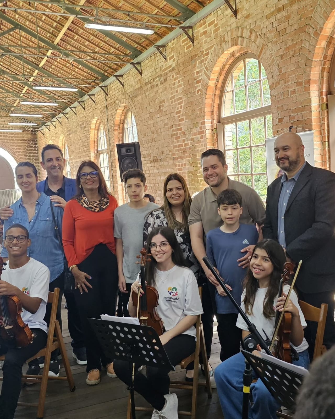 Equipe e alunos da Associação